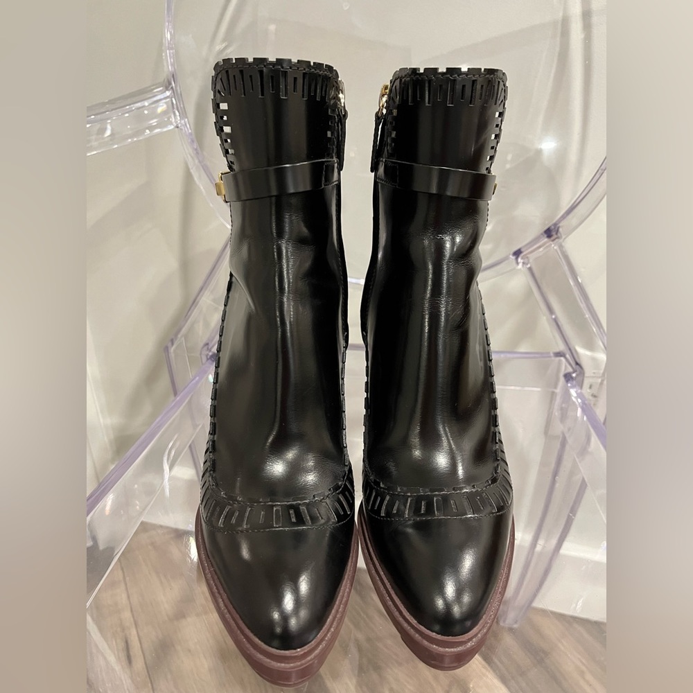 Tod’s black leather ankle boots 38